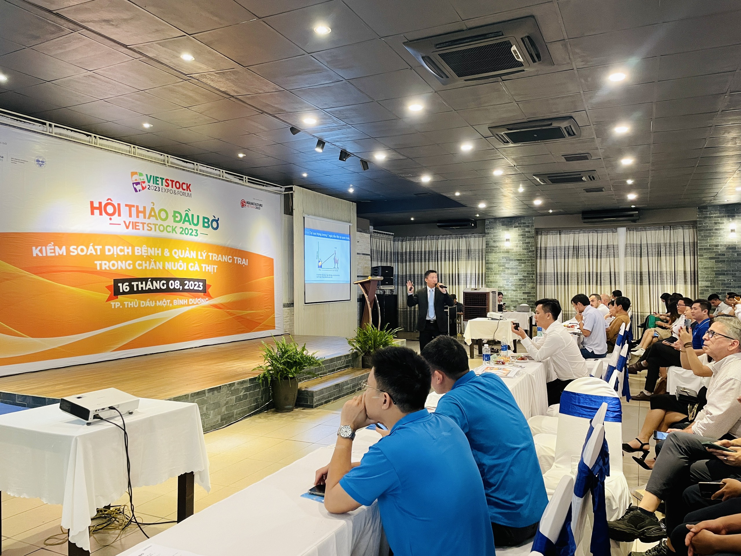 Các chuyên gia hàng đầu đến từ các doanh nghiệp, hiệp hội trong ngành chăn nuôi dẫn dắt buổi hội thảo 
