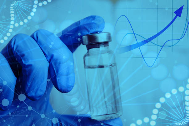 Bàn tay đeo găng cầm lọ vaccine với đồ họa DNA và biểu đồ tăng trưởng