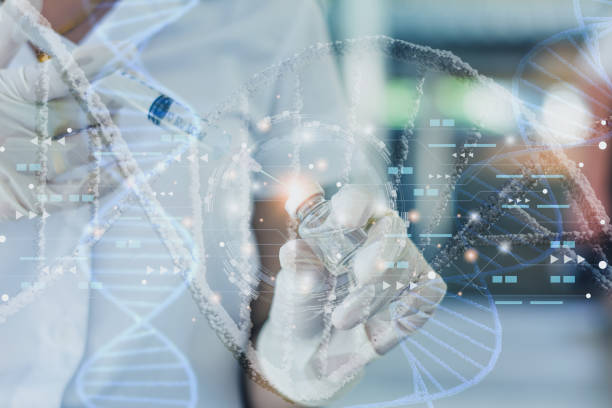 Nhà nghiên cứu cầm lọ mẫu trong phòng thí nghiệm với hình minh họa chuỗi DNA