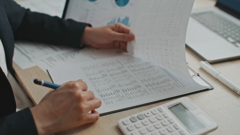 Chủ hàng đối chiếu thông tin trên giấy chứng nhận kiểm dịch động vật