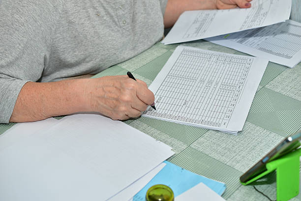 Applicant completing a checklist for inter-provincial animal quarantine documents