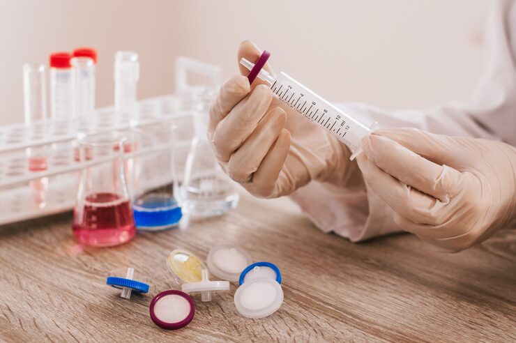 Nhân viên phòng thí nghiệm cầm ống tiêm, minh họa các dạng bào chế và cách sử dụng florfenicol