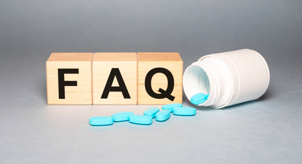 Chữ FAQ bên cạnh lọ thuốc và các viên thuốc minh họa câu hỏi về thuốc thú y