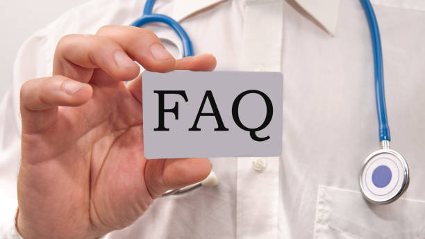 Bác sĩ cầm thẻ FAQ minh họa các câu hỏi thường gặp về lấy mẫu xét nghiệm thú y