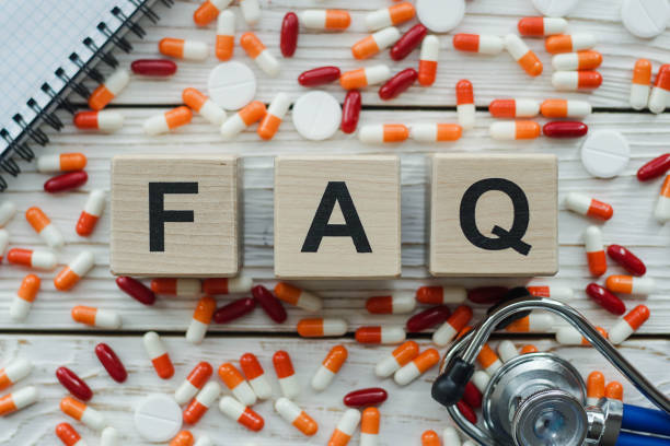 Thuốc viên, ống nghe và chữ FAQ minh họa câu hỏi thường gặp về kháng sinh