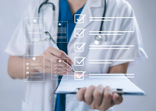 Bác sĩ cầm bảng kiểm, minh họa checklist quản lý florfenicol từ điều trị đến xuất bán