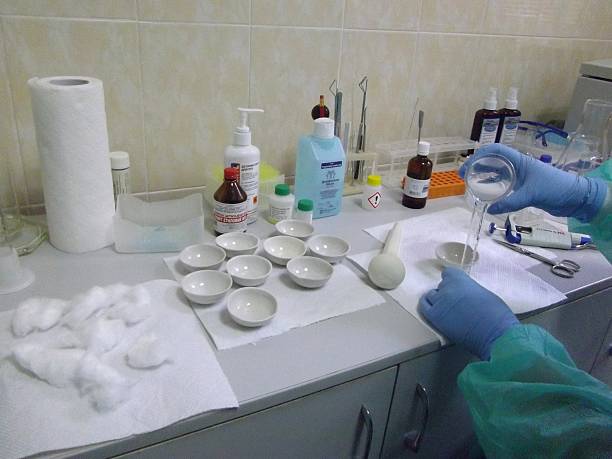 Nhân viên sử dụng dụng cụ định lượng để pha dung dịch hóa chất