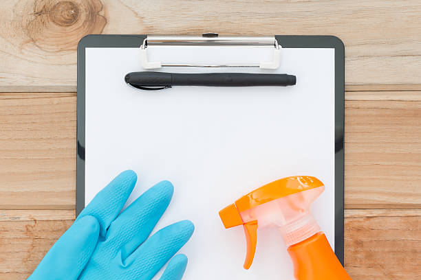Bảng checklist cùng găng tay và bình xịt phục vụ quy trình khử trùng chuồng trại