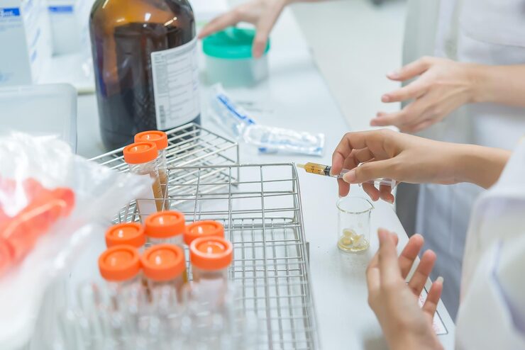 Nhân viên phòng thí nghiệm xử lý mẫu thuốc, minh họa kiểm soát an toàn khi sử dụng ceftiofur