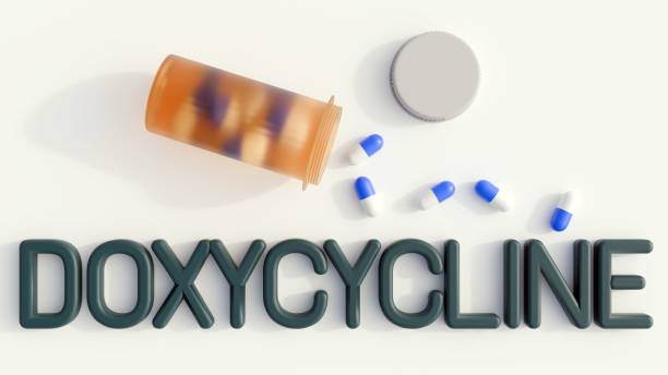 Tên doxycycline bên cạnh lọ thuốc và các viên thuốc minh họa