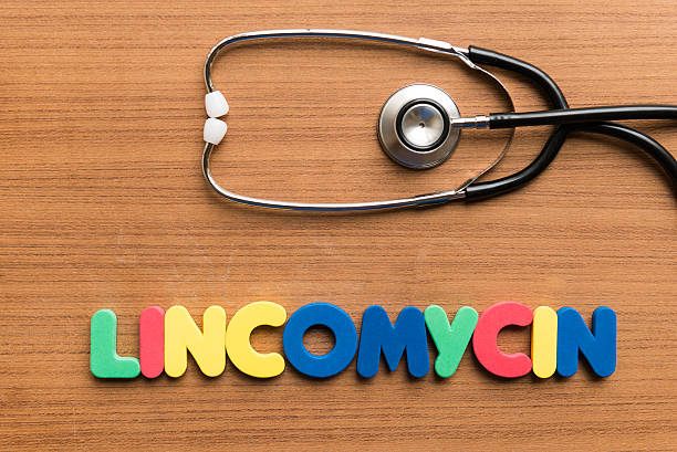 Tên Lincomycin bên cạnh ống nghe y tế trên bàn gỗ