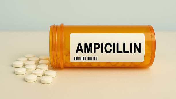 Lọ thuốc có nhãn Ampicillin và các viên thuốc đặt bên cạnh
