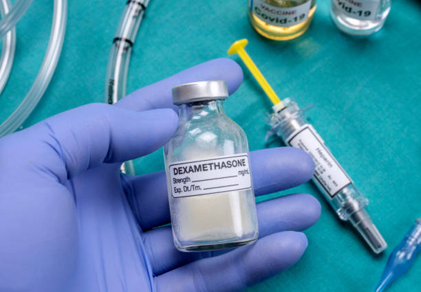 Lọ dexamethasone và ống tiêm được chuẩn bị trong môi trường điều trị
