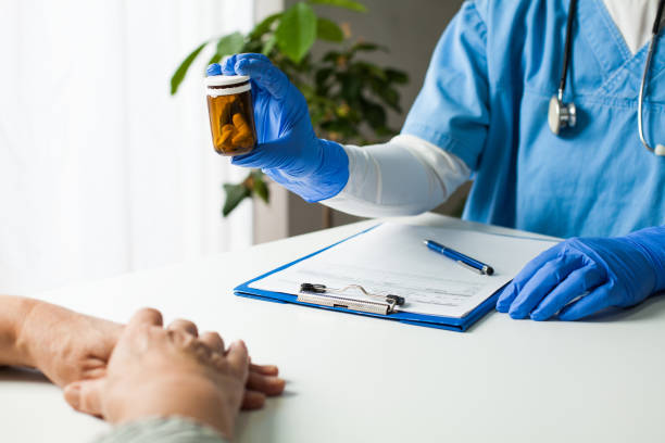 Nhân viên y tế kiểm tra thuốc và hồ sơ trước khi điều trị