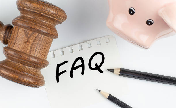 Búa pháp lý và chữ FAQ minh họa câu hỏi thường gặp về Luật Thú y