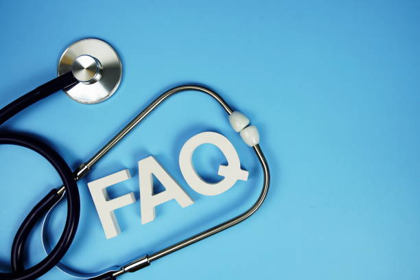 Ống nghe và chữ FAQ minh họa câu hỏi thường gặp về Chứng chỉ hành nghề thú y