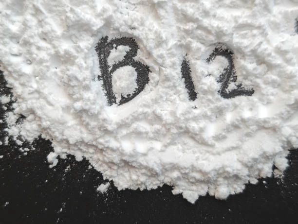 Vitamin B12 dạng bột minh họa thành phần trong chế phẩm canxi B12 thú y