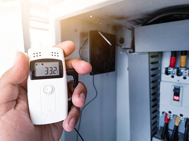 Thiết bị đo nhiệt độ cầm tay được sử dụng để kiểm tra nhiệt độ khi hệ thống làm lạnh gặp bất thường