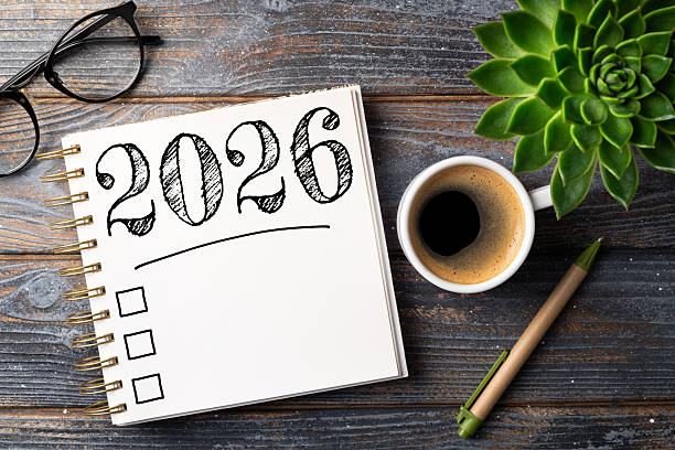 Sổ checklist năm 2026 đặt trên bàn làm việc