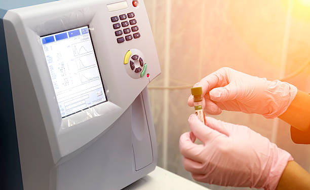 Kỹ thuật viên đưa mẫu máu vào máy xét nghiệm huyết học thú y để phân tích CBC