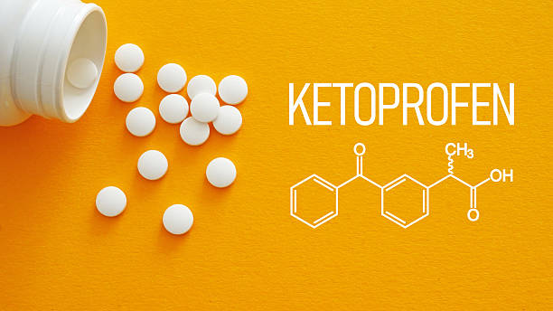 Viên thuốc và công thức hóa học ketoprofen minh họa thuốc chống viêm không steroid trong thú y