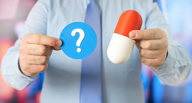 Người cầm viên thuốc và biểu tượng dấu hỏi minh họa quyết định sử dụng ampicillin